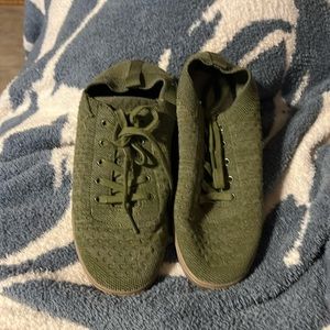 Super soft and stretchy suavs sneakers